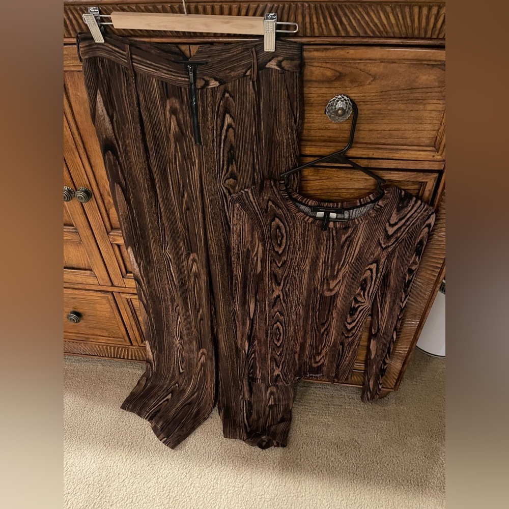 BCBG MaxAzria ladies Brown Woodgrain Patterned Top and Pant Set